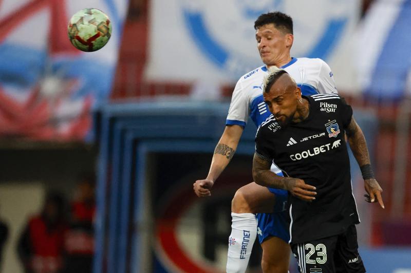 Arturo Vidal abrió el marcador para Colo Colo en el clásico ante la UC. / Photosport