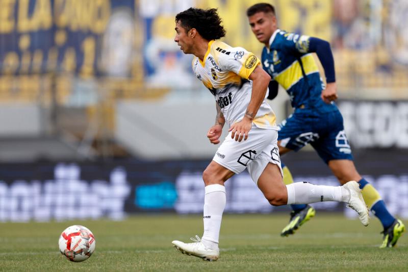 Luciano Cabral le anotó golazo a Everton - Crédito: Photosport.