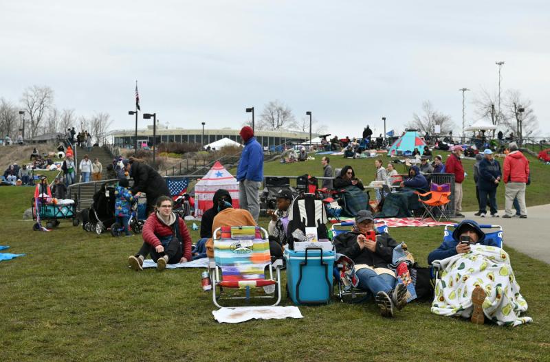 Gente esperando el eclipse en Cataratas del Niágara - AFP