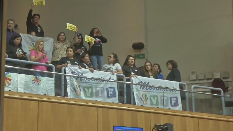 T13 - Protestas en el Senado por proyecto de sala cuna