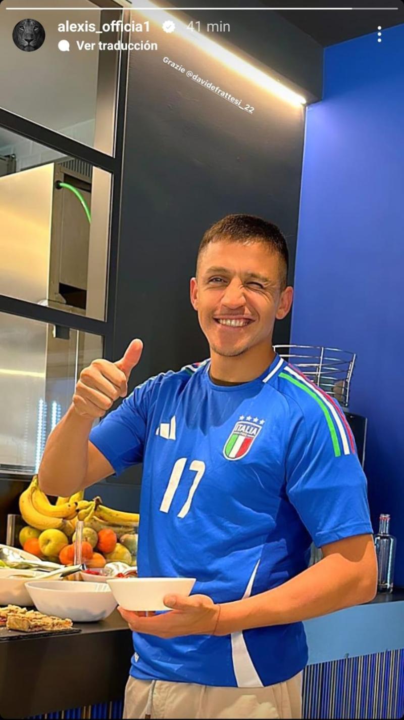 Alexis Sánchez posó con la camiseta de la selección italiana. / Foto: Instagram