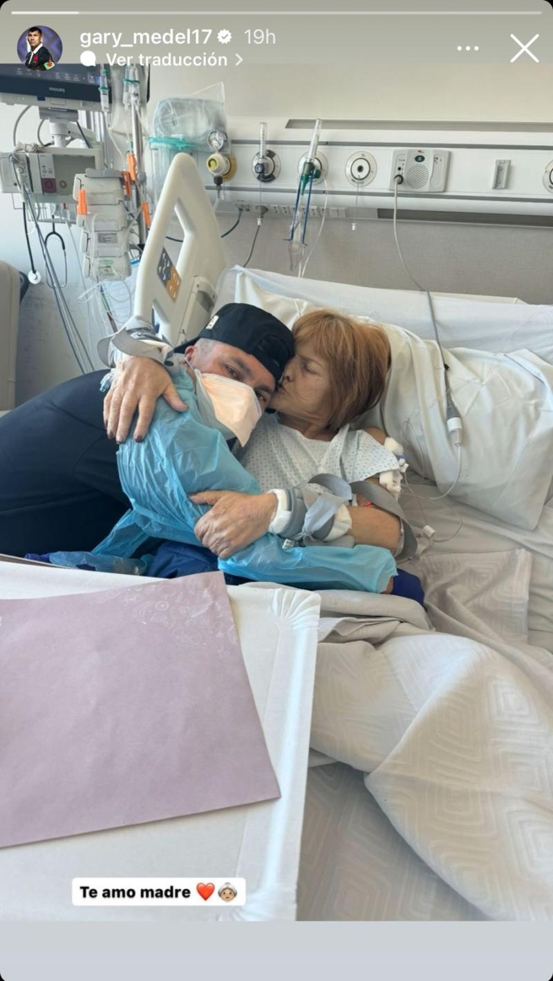 Instagram - Gary Medel y su madre Marisol Soto en la clínica