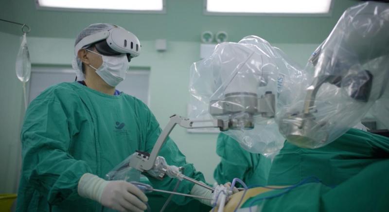 Realizan en Chile la primera cirugía del mundo con Realidad Aumentada