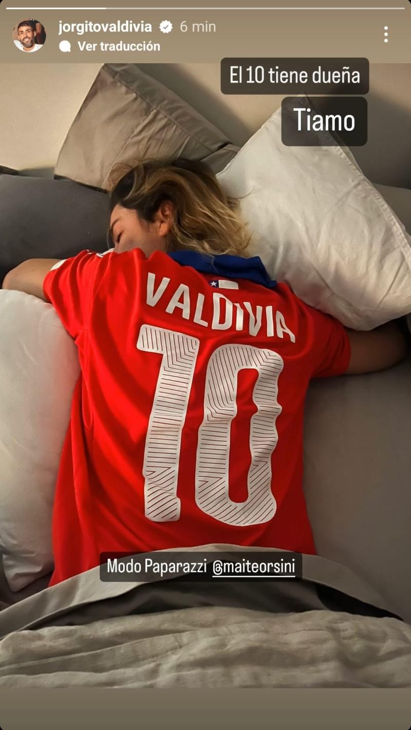 Jorge Valdivia le regaló preciada camiseta a Maite Orsini. / Foto: Instagram