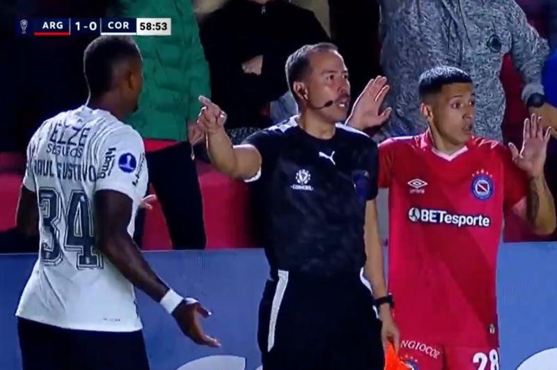 Carlos Poblete fue agredido por figura de Corinthians en la Copa Sudamericana - Crédito: Captura.