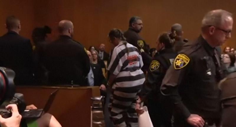 Condenan a cárcel a padres de menor responsable de tiroteo en EE.UU - AFP