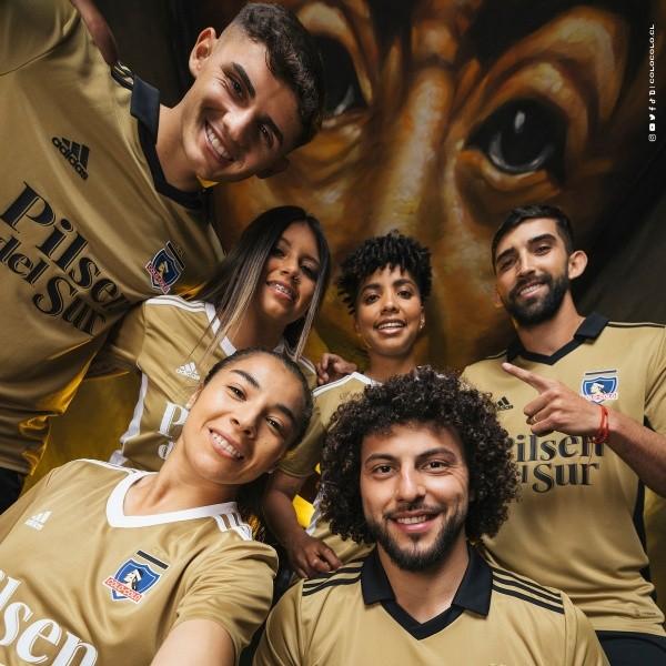 La camiseta dorada de Colo Colo / Créditos: Adidas