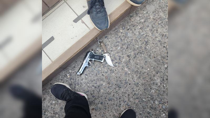 Apoderados de colegio de Maipú retienen a sujeto que habría grabado a niñas