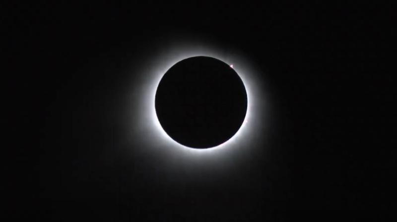 Registran OVNI en medio del eclipse solar total