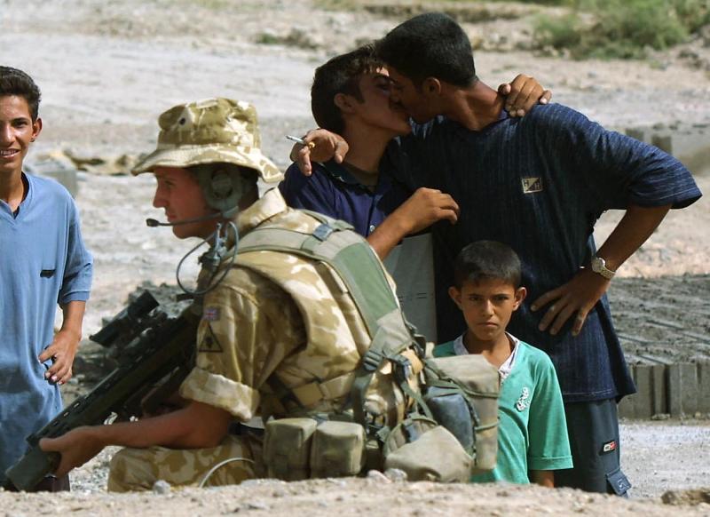 AFP - Dos hombres se besan en Irak en la frontera con Irán en 2003