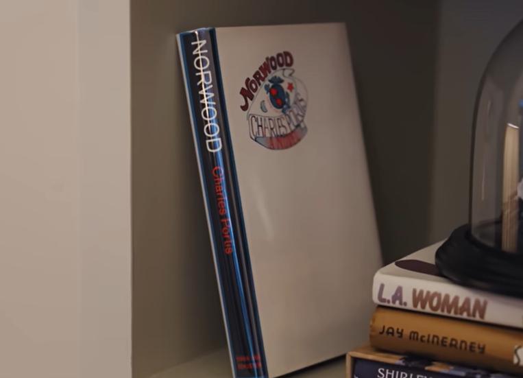 El libro que Emma Roberts le dio a su expareja - YouTube