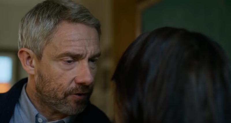 Martin Freeman defendió escena con Jenna Ortega - YouTube