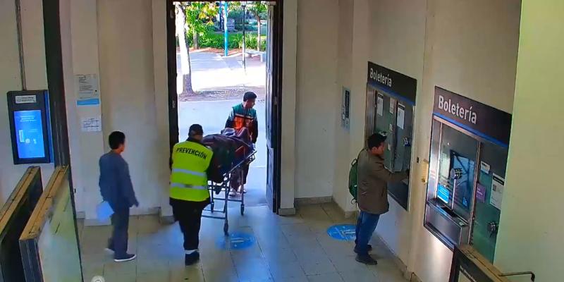 Secretaría de Transportes Argentina - Mujer se salvó de ser atropellada por tren