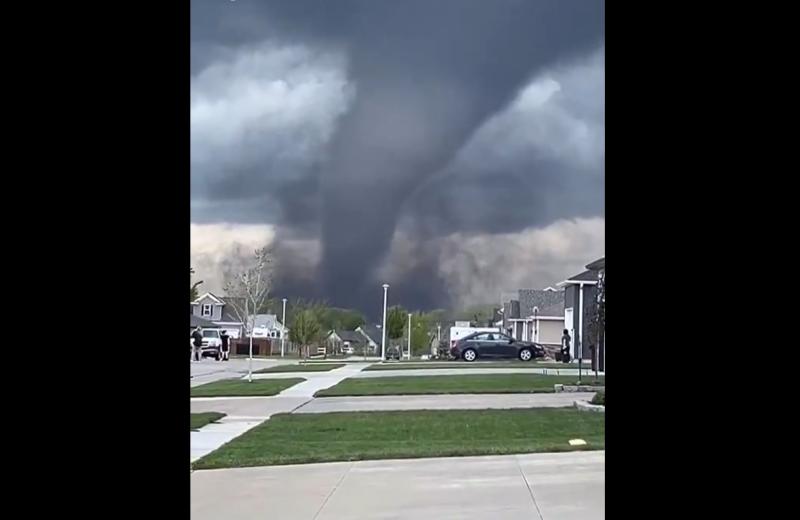 Al menos cinco muertos por decenas de tornados en el centro de EEUU
