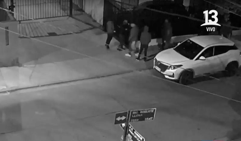 T13 - Cámaras captaron el momento en que ingresaron los sujetos a la casa de Maipú