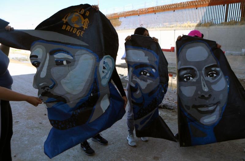 Proyecto artístico plasma rostros de migrantes deportados en frontera con EEUU