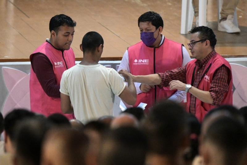 "El voto es libre": presos sin sentencia votan por primera vez para presidente en México