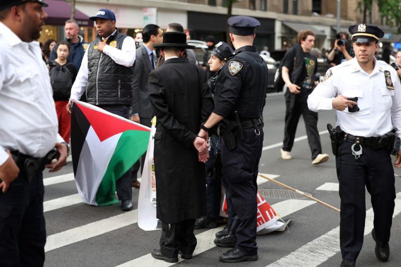 Manifestantes propalestinos protestan cerca de la Met Gala en Nueva York