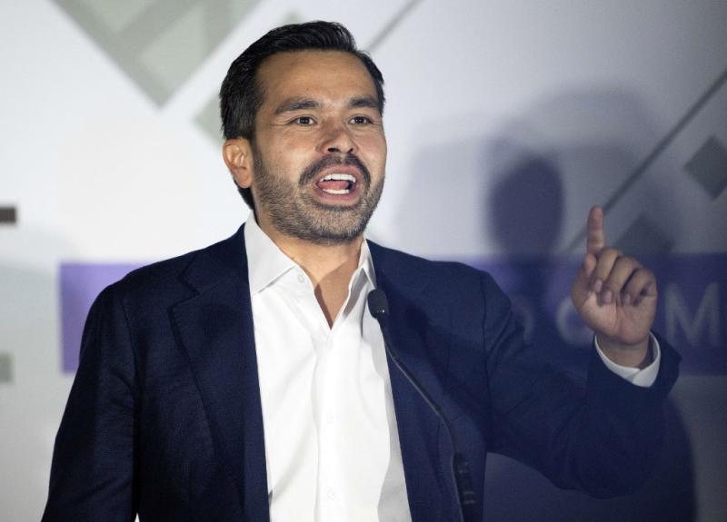 VIDEO | La impactante caída de escenario en actividad de candidato presidencial en México