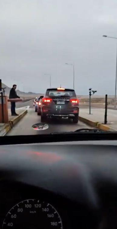 Automovilistas levantan barreras de peaje en Iquique - Captura X @radiopaulina
