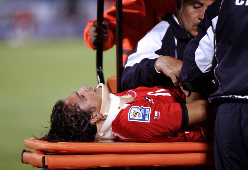 AFP - Mark González sufrió una conmoción cerebral en el recordado triunfo de Chile sobre Argentina. Por esto se implementará la tarjeta rosada.