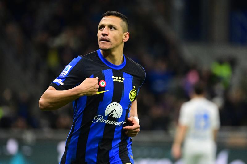 Alexis Sánchez cada vez está más cerca de su despedida en Inter de Milán. / AFP