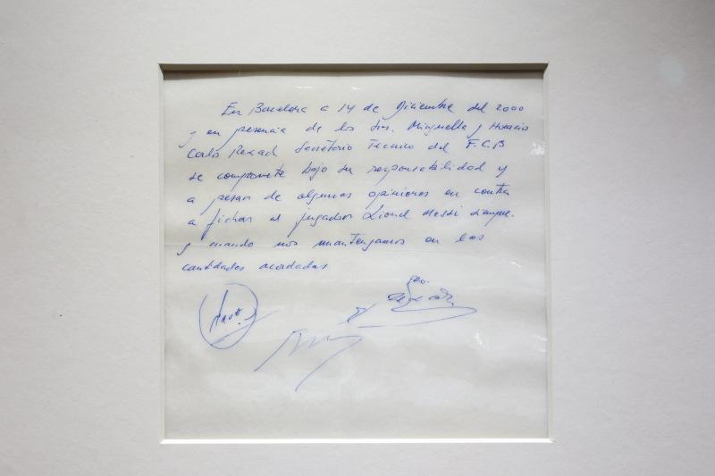 La servilleta en la que Messi llegó a su primer acuerdo con FC Barcelona será subastada en una millonaria cifra. / AFP