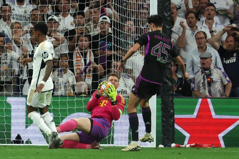Manuel Neuer agiganta su figura ante Real Madrid. / AFP