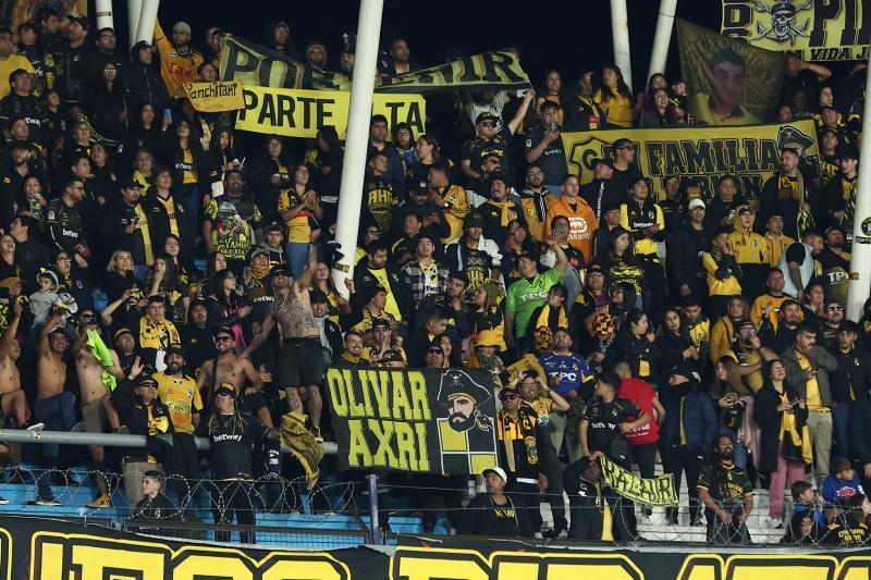 Hinchas de Coquimbo Unido fueron detenidos en Argentina tras un repudiable hecho. / AFP