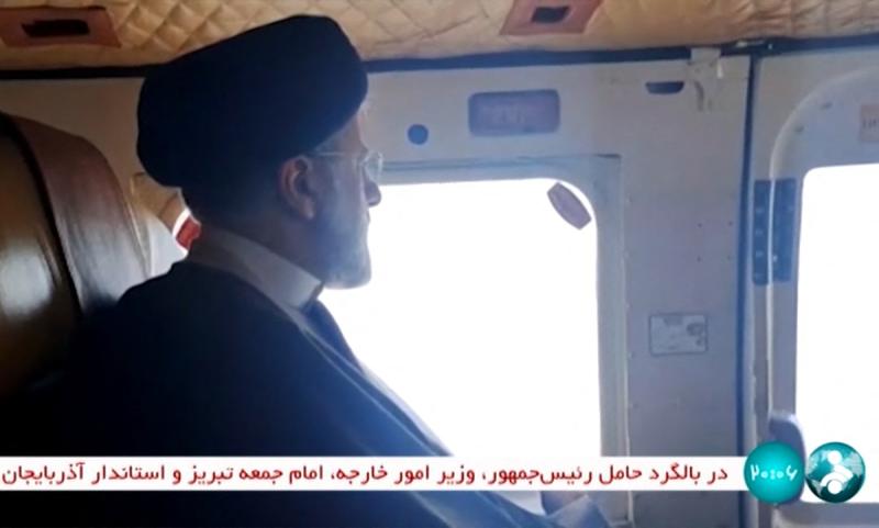 AFP - El presidente iraní Ebrahim Raisi al interior del helicóptero accidentado
