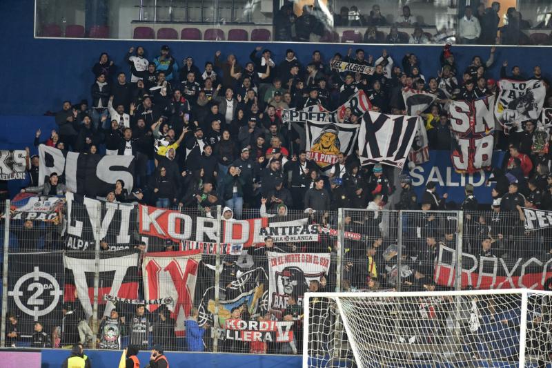 AFP - Hinchas de Colo Colo en Paraguay
