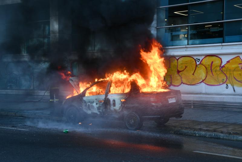 Referencial Agencia Uno - Dos vehículos se incendian frente a la gobernación regional en Concepción