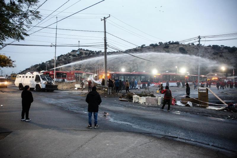 Bloquean terminal de buses RED en Puente Alto - Agencia Uno