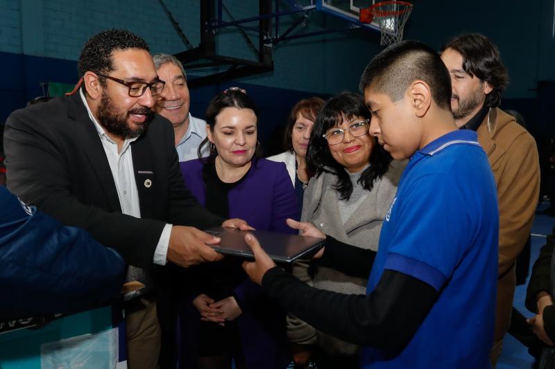 Ministro Nicolás Cataldo comenzó entrega de computadores