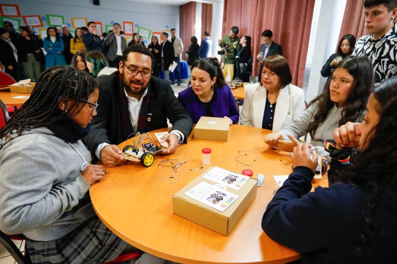 Gobierno comenzó la entrega de 123 mil computadores a estudiantes de séptimo básico