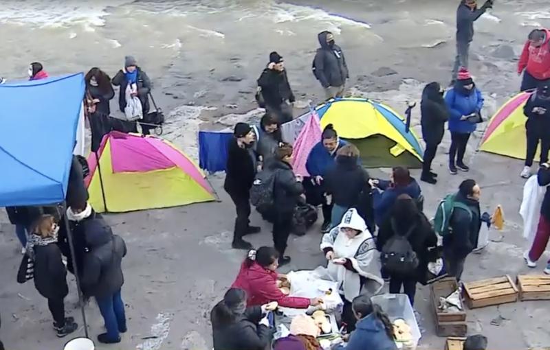 Instalan campamento en rivera del Río Mapocho