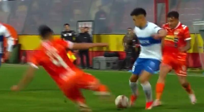 Alexander Aravena fue expulsado en duelo entre la UC y Cobreloa - Crédito: Captura.