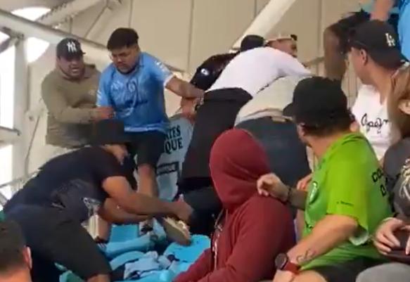 Hinchas de Iquique agredieron a "infiltrado" de Colo Colo - Crédito: Captura.