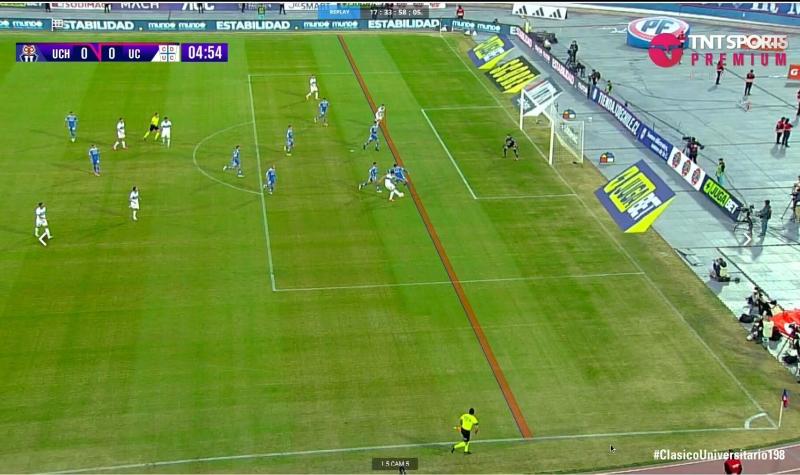 En la UC reclamaron con todo el gol anulado en el inicio del Clásico Universitario. / Foto: Captura.