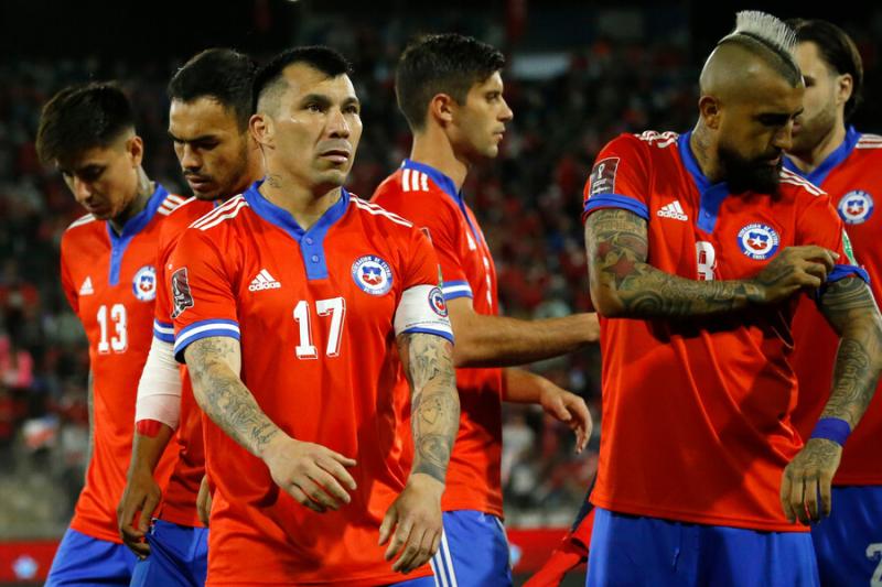 Gary Medel y Arturo Vidal 'cortados' en la Roja - Photosport