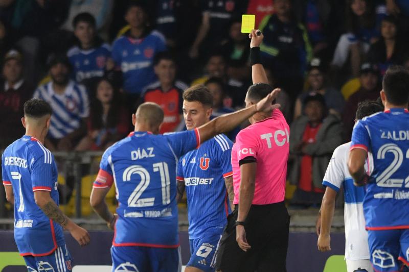 La regla de suspensiones por acumulación de tarjetas que se mantiene vigente en el fútbol chileno. / Photosport