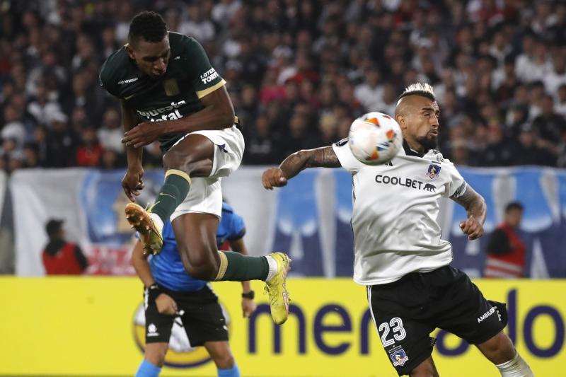 Arturo Vidal encendió el partido entre Colo Colo y Alianza Lima - Crédito: Photosport