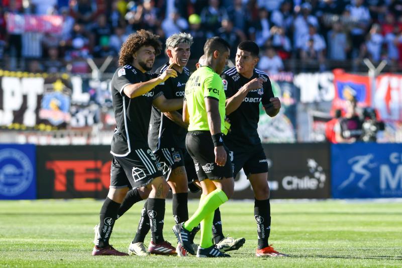 Los reclamos de Colo Colo y Arturo Vidal por el segundo gol de Cobresal - Créditos: Photosport
