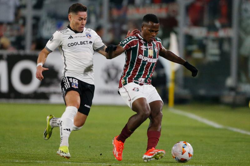 Colo Colo sufrió dolorosa caída en la Copa Libertadores - Crédito: Photosport.