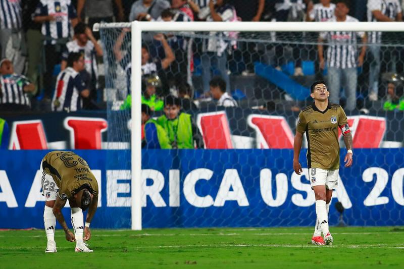 Esteban Pavez cometió grosero error en partido entre Alianza Lima y Colo Colo - Crédito: Photosport.