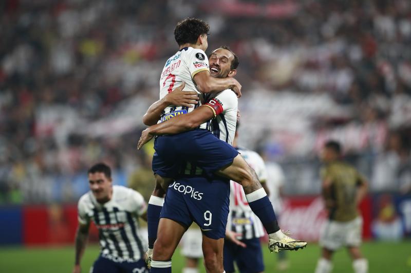 Alianza Lima celebró tres goles ante Colo Colo, pero el VAR le anuló dos - Créditos: Photosport