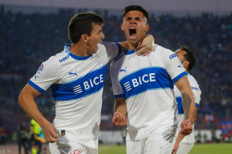Gonzalo Tapia y Alexander Aravena podrían dejar la UC - Crédito: Photosport.