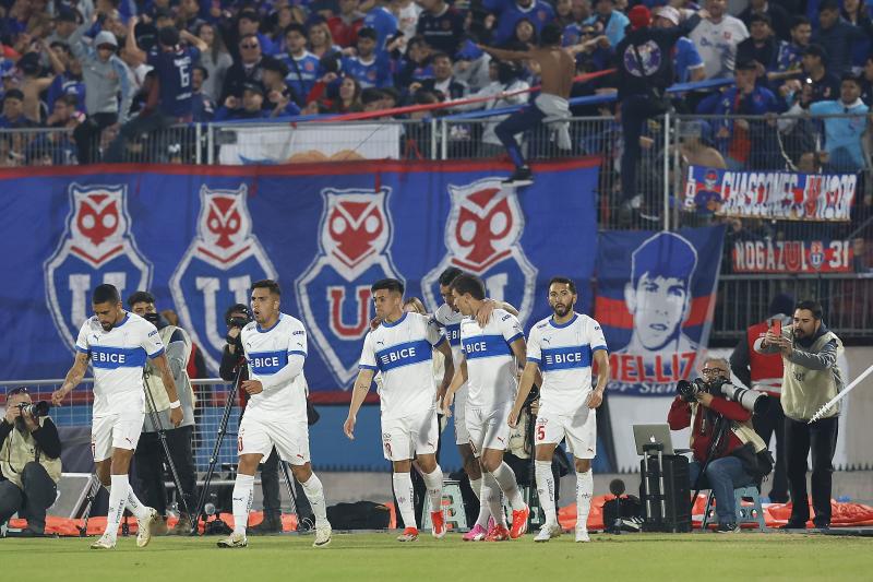 El golazo de Alexander Aravena que igualó para la UC en el Clásico Universitario - Créditos: Photosport