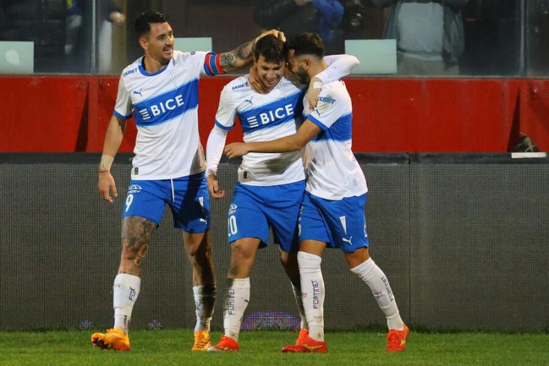 La UC goleó a Cobreloa en el Santa Laura - Crédito: Photosport.