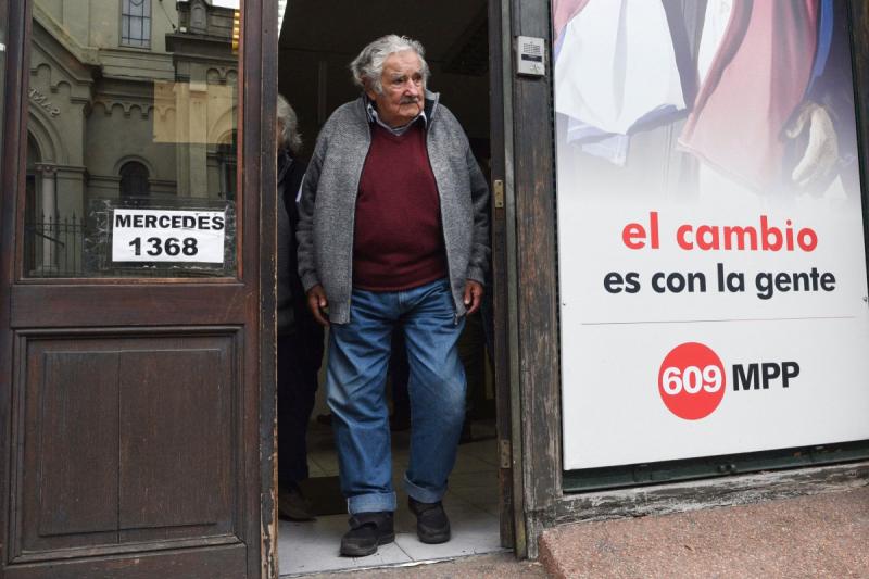 Mujica tratará su tumor en Uruguay